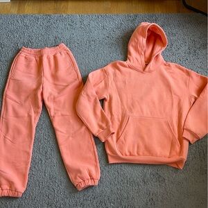 Comfrt coral peach set of sweatshirt and sweatpants!
